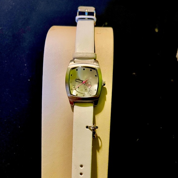Like new Hello Kitty girls watch - Picture 1 of 4